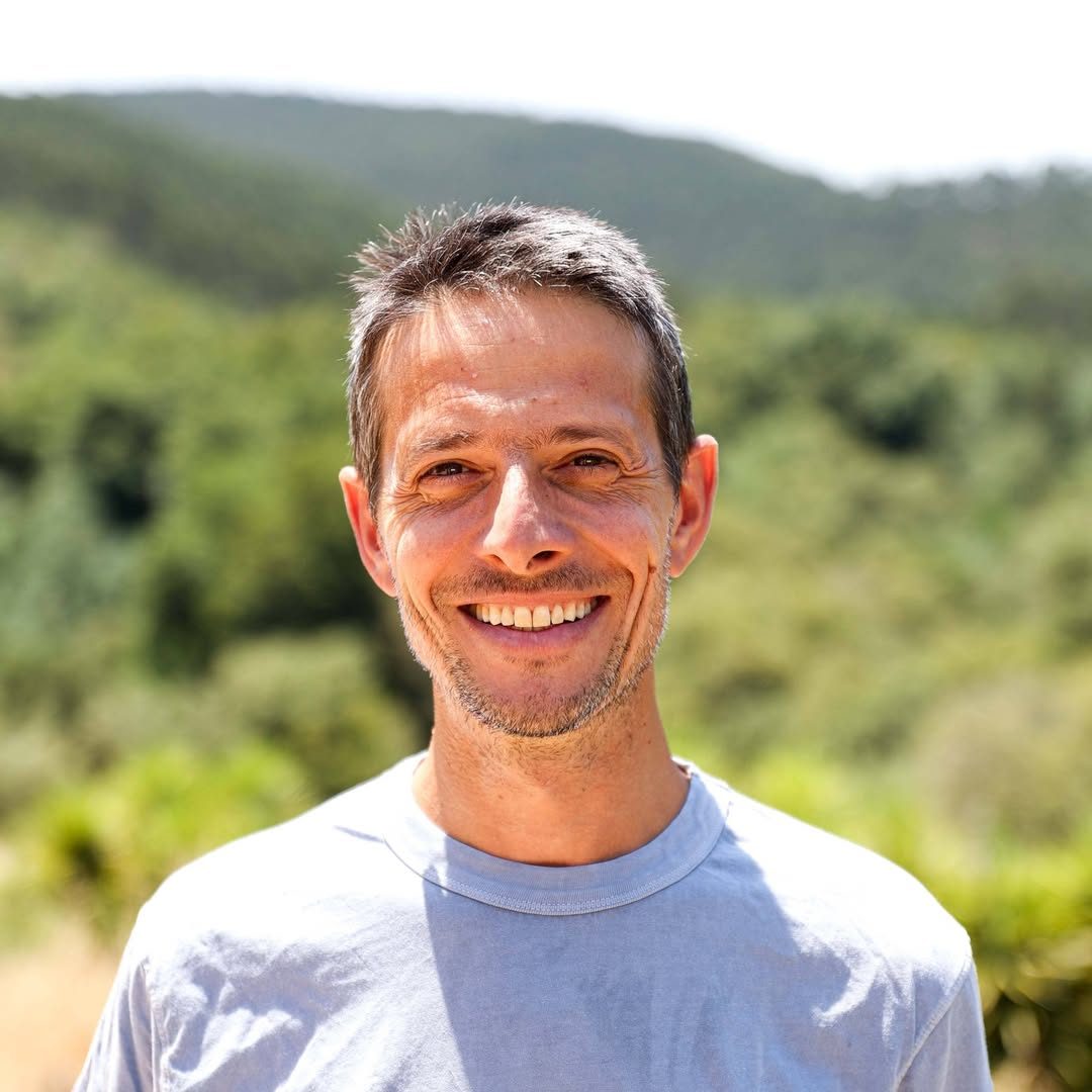 Jonathan Lehmann, souriant, devant des collines boisées