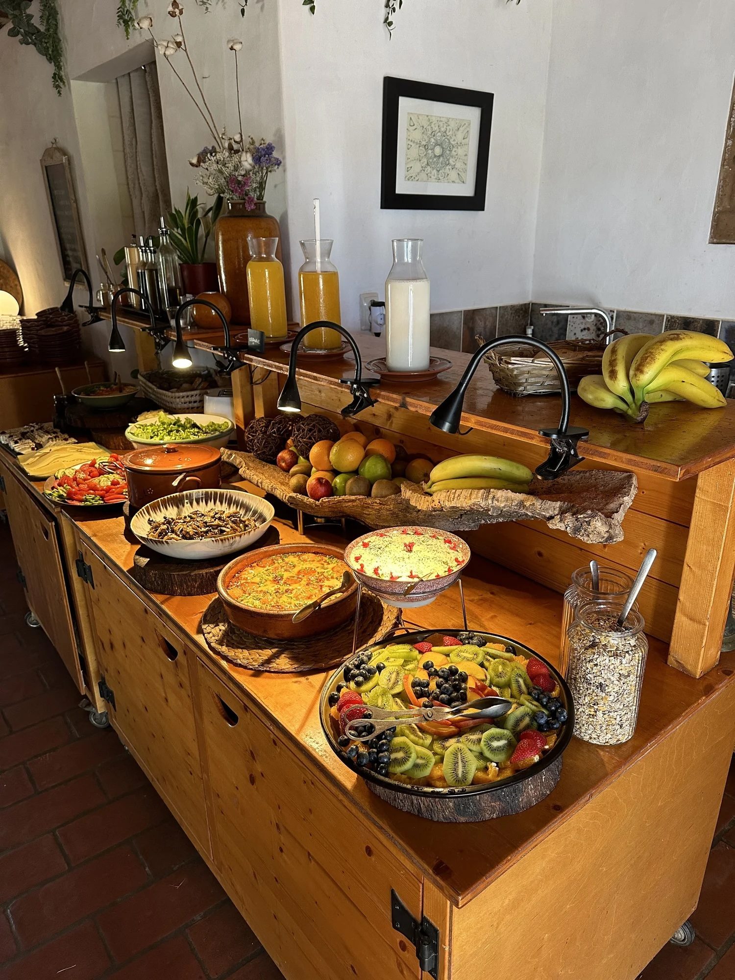 Un buffet de brunch : fruits frais, plats maison, jus et granola